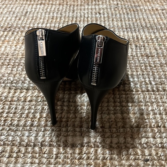 Michael Kors Elena Cross Strap heels size 9 - Picture 3 of 4